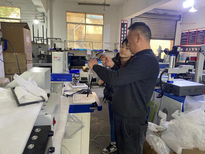 boyu博鱼中国官方网站海内激光打标机客户到访初刻智能考查调研样品格量博得高度承(图1)